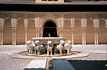 La fonte dei Leoni, nel centro del Patio de los Leones nell'Alhambra a Granada